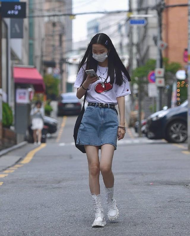 首尔街头的韩国女生穿搭秀,三招教你穿出时髦范