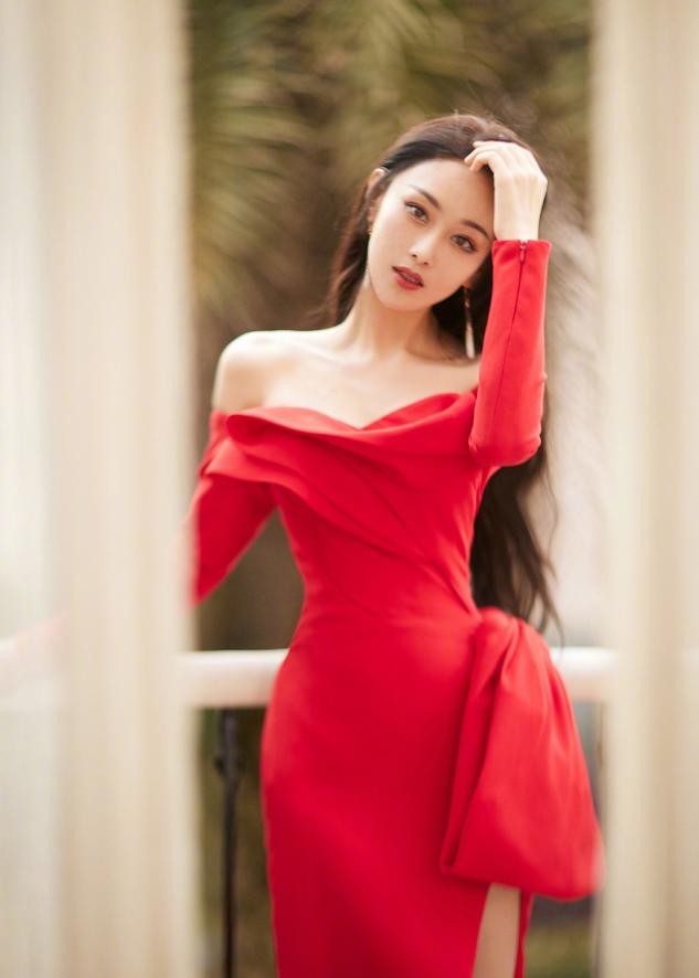张馨予长发造型好惊艳!穿露背红裙女人味十足,身材更是一绝