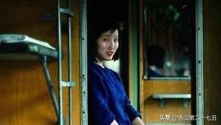 30年前的中国老照片，躺椅上的情侣相互拥抱，图6的女孩很漂亮