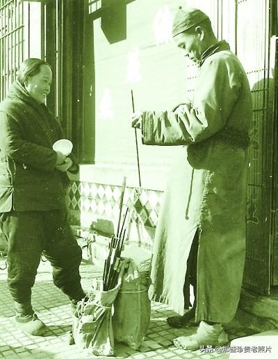 一组民国时期北京小商贩老照片，挑着担子串胡同