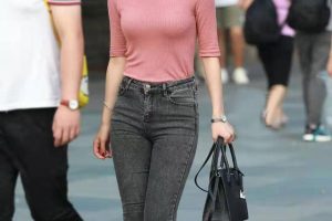 适合26岁女生的穿衣打扮，粉色T恤+黑色牛仔裤，年轻就是要有范儿