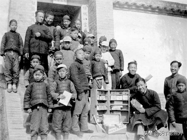 1936年的山西汾阳县公立小学师生们学习生活老照片