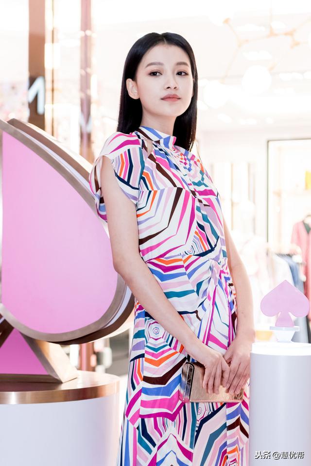 孙怡“彩色旗袍”，五彩线条演绎东方时尚，风情万种新女性