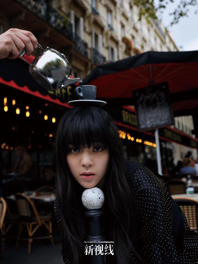 欧阳娜娜巴黎街头化身鬼马精灵，潮酷女孩玩法多，街头造型惹人爱
