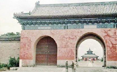 1949年的故宫，一些景色现在见不到了，斑驳的红墙