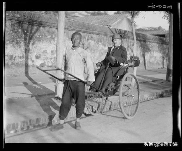历史老照片：罕见的民国时期黄包车夫的老照片