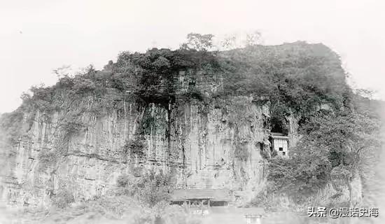 历史老照片：外国人拍摄的民国时期四川旧影，石灰岩峭壁很壮观