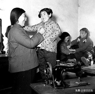 历史老照片：上世纪五十年代传统节日春节的老照片，非常温馨