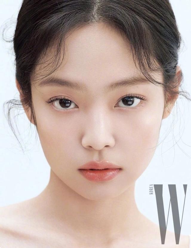 金智妮上韩版W2月刊封面，没想到肉嘟嘟的脸蛋，也能这么少女感