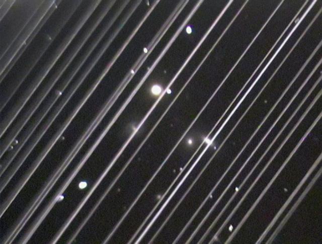 SpaceX的星际链路卫星严重污染夜空，对天文学产生巨大的影响