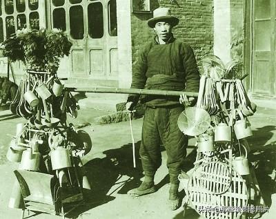 一组民国时期北京小商贩老照片，挑着担子串胡同