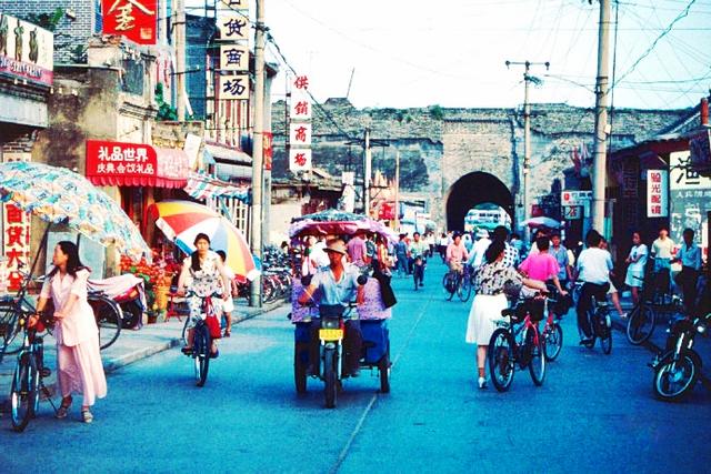 1996年的秦皇岛，人很多，招牌很好看，老龙头很有气势