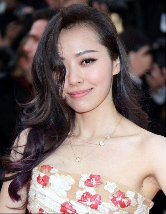 32岁刘亦菲不愧是天仙，花朵刺绣裙配随意盘发，公主般惊艳全场