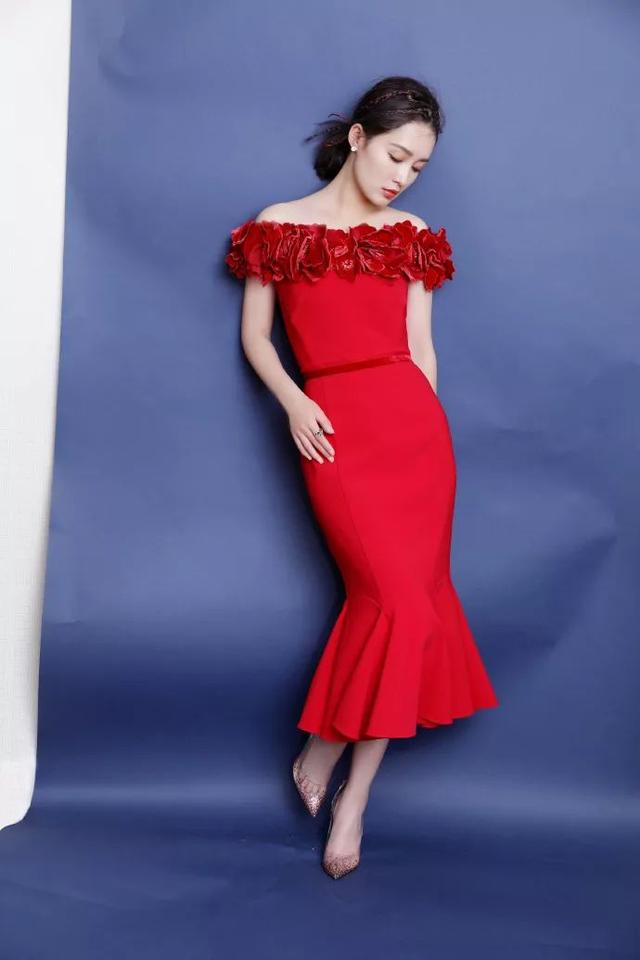 李沁身材还真是丰满，穿红色鱼尾裙上春晚，不用P图都凹凸感十足