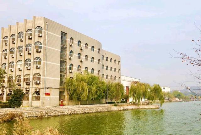 河南最美大学，学生在古代建筑里生活，景色优美成了热门景点