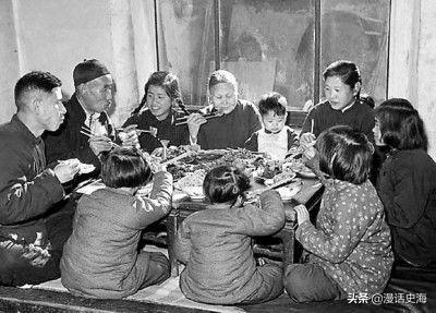 历史老照片：上世纪五十年代传统节日春节的老照片，非常温馨