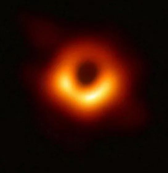 潜入巨大的黑洞之中是一种什么体验？