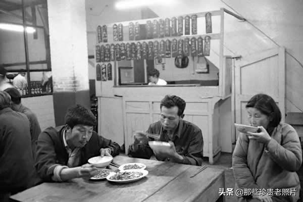 美国摄影师1984年成都美食之旅拍摄的老照片，不愧是美食之都