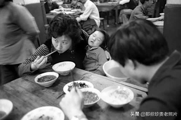 美国摄影师1984年成都美食之旅拍摄的老照片，不愧是美食之都