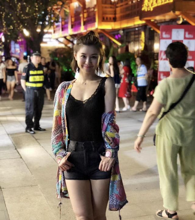 李小萌身材真好！黑色吊带搭配短裤性感妩媚，外搭彩色外套更清纯