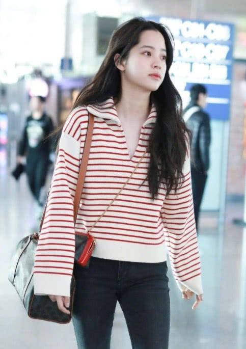 20岁欧阳娜娜机场私服，7k4的红白条纹衫+黑色紧身裤，甜美像少女