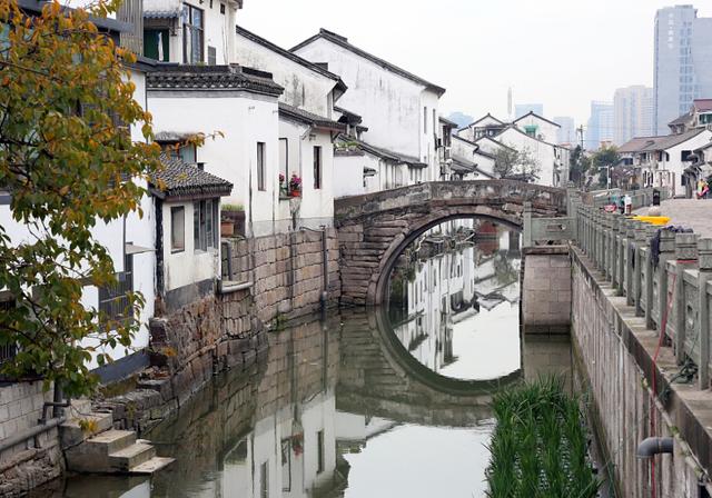 杭州一古镇，距今已有千年历史，景色古朴却少有人来