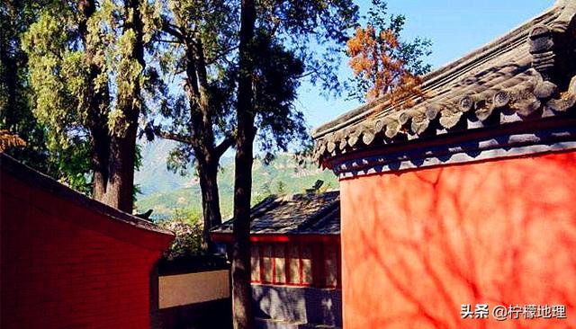 北京房山铁瓦寺，竹林森森红墙铁瓦清幽雅致，建筑形制独一无二