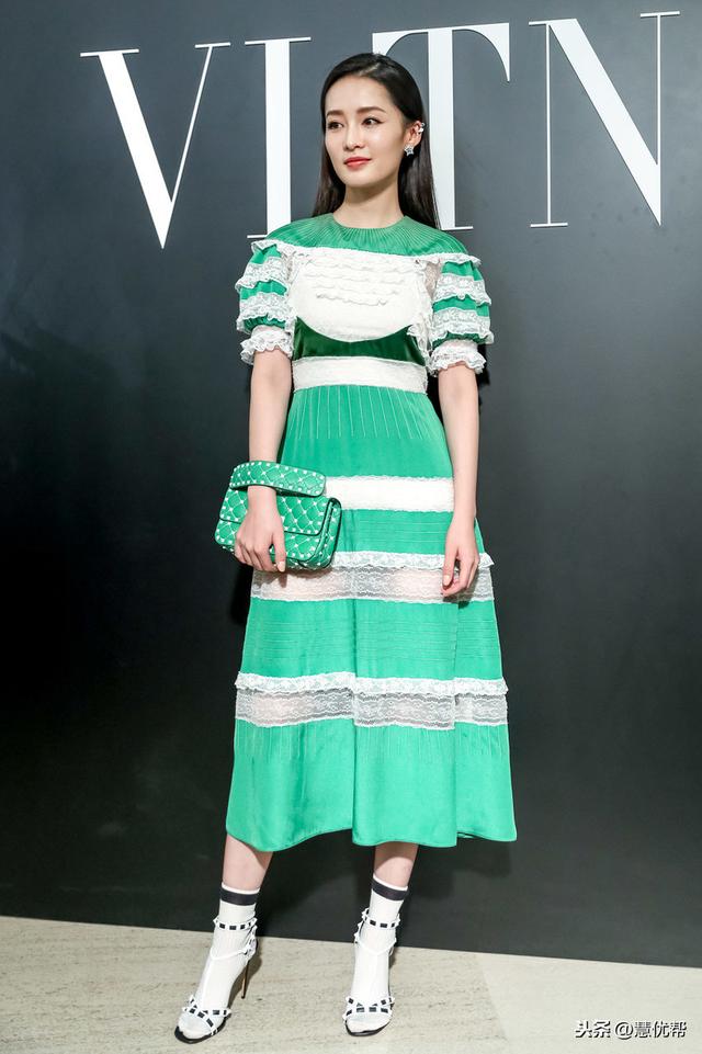 李沁“洛丽塔小绿裙”，蕾丝柳钉齐上阵，像一位梦幻的洛丽塔公主