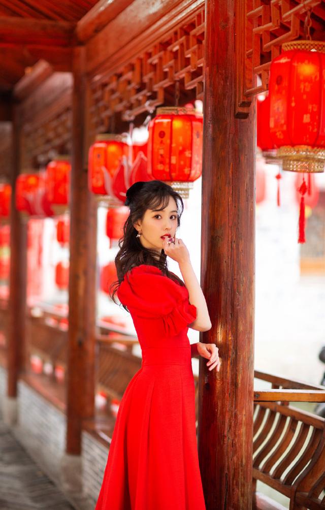 26岁陈都灵真会穿，一袭“中国红”长裙超有年味，秀出蛮腰更养眼