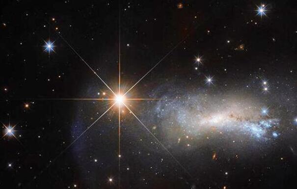 每秒288万公里，光速的9.6倍！类星体的超光速现象应该如何解释？