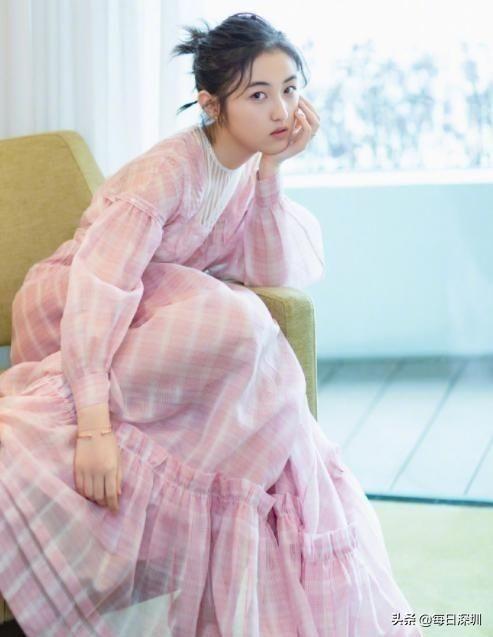 张子枫终于穿对了一回！一袭粉色连衣裙美犯规，说她17岁我信了
