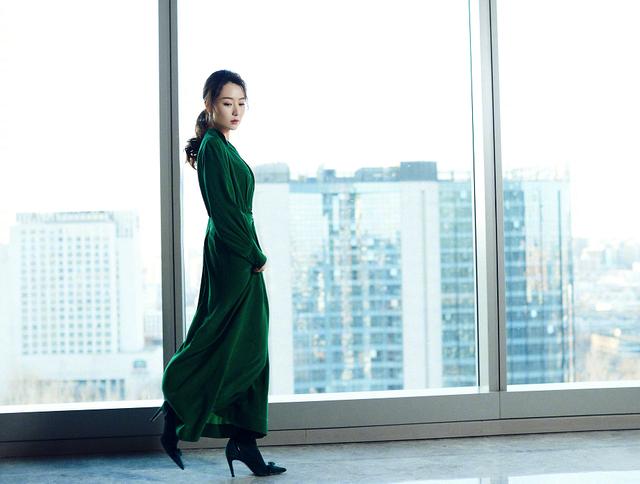 白冰不愧是京城四美之一，深绿长裙俗又土，她解开扣子穿却很时髦