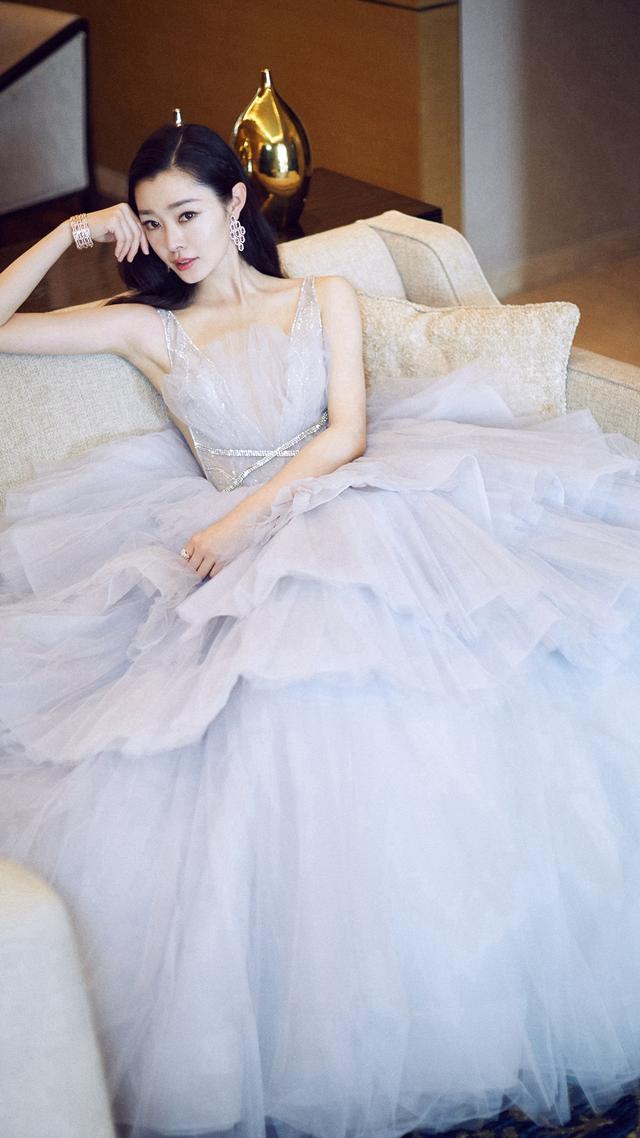 宋轶一袭冰蓝色火焰公主裙，优雅清冽纯净
