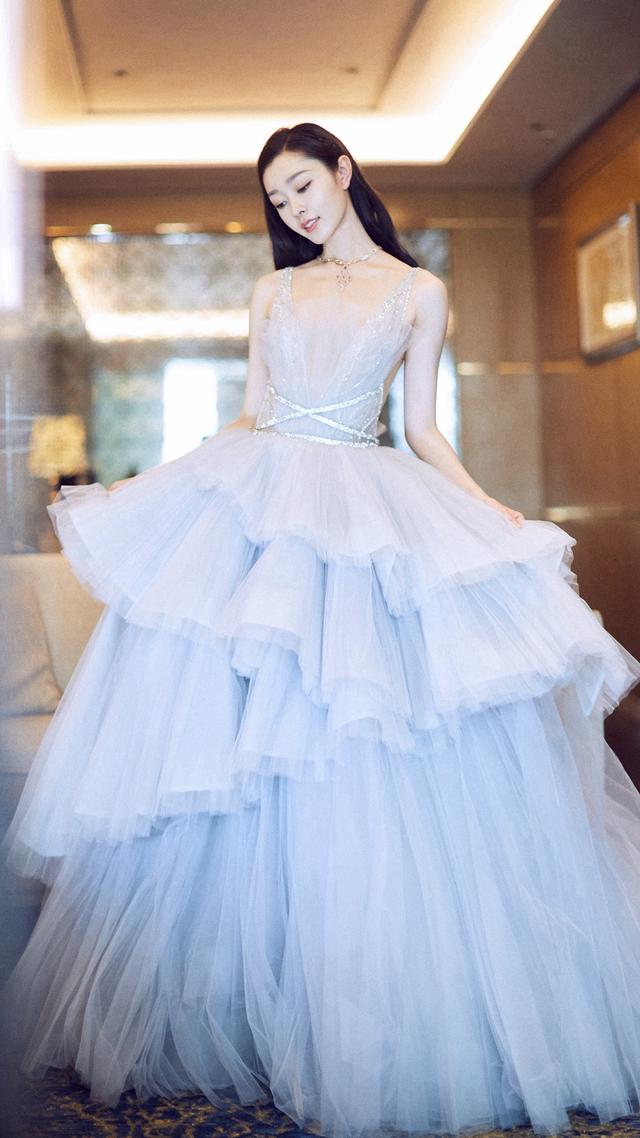 宋轶一袭冰蓝色火焰公主裙，优雅清冽纯净