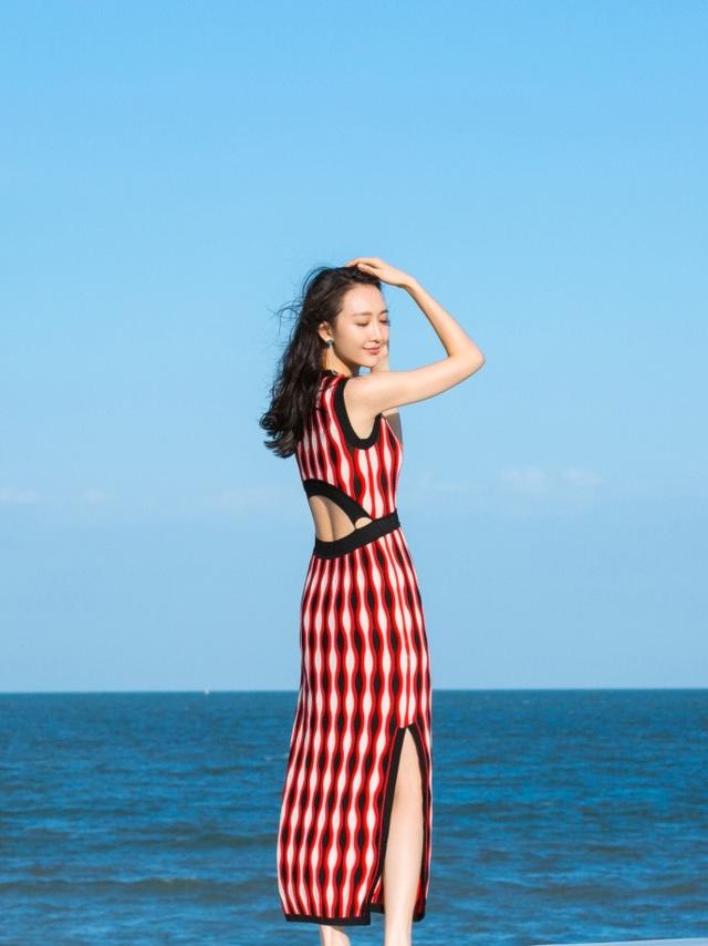 王鸥海边随拍，身着黑红白三色混搭的长裙，清新自然而不做作