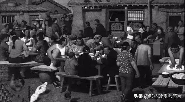 一组七八十年代农村吃饭老照片，是否勾起了你的回忆？