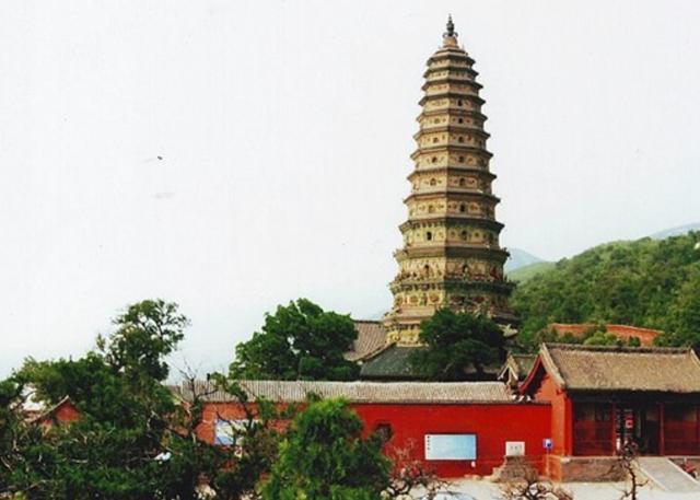 中国绝美琉璃塔，塔身五彩缤纷如彩虹，精美绝伦值得一览