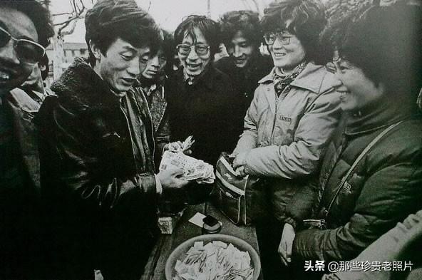 一组80年代的上海老照片，记录了上海普通百姓的市井生活