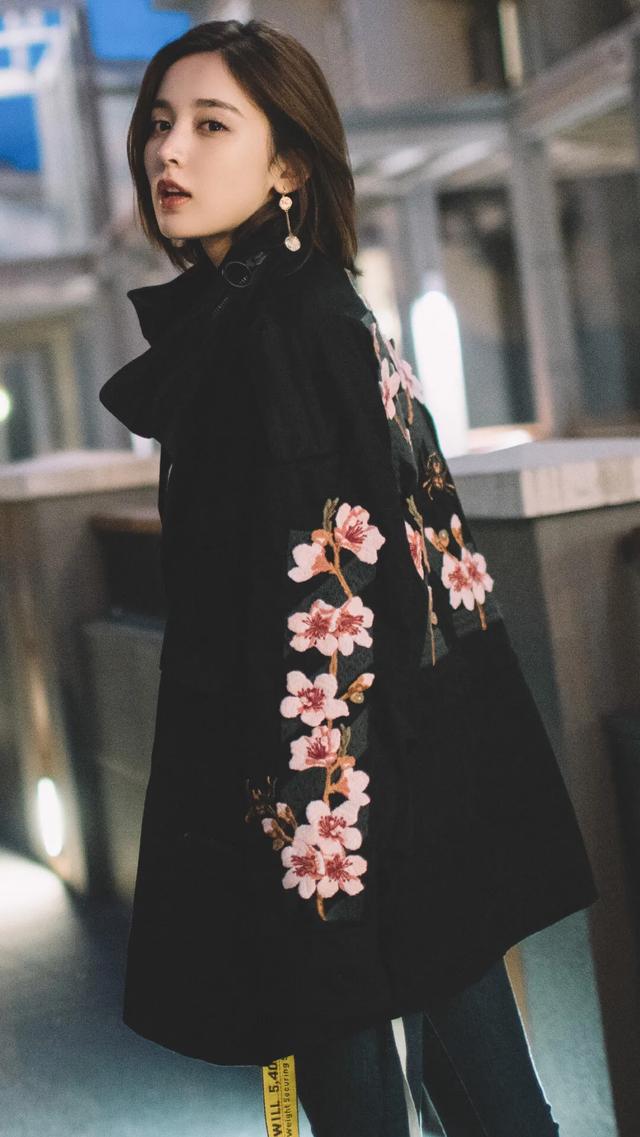 娜扎身穿黑色刺绣花朵外套，耳戴圆形长耳环，美丽动人。 ​​