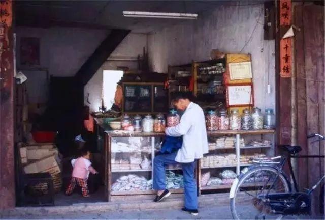 三十年前的乡村老照片：那时的鸡鸭是纯天然的，买东西也比较实惠