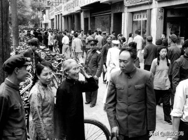 历史老照片：上世纪五十年代的北京的王府井大街，那时就非常繁荣