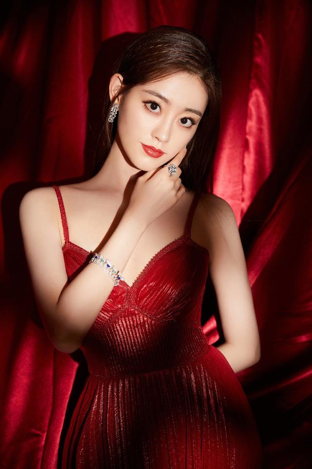 她演《倚天屠龙记》火到韩国，穿红色吊带裙，秀小腰优雅明艳