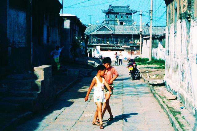 1996年的秦皇岛，人很多，招牌很好看，老龙头很有气势