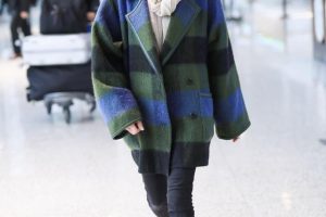 张钧甯蓝绿复古风“格子大衣”，腿细的像竹竿，这样穿时尚更年轻