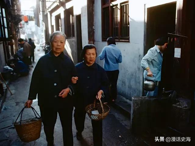 历史老照片：八十年代的上海弄堂，老城区的生活记忆