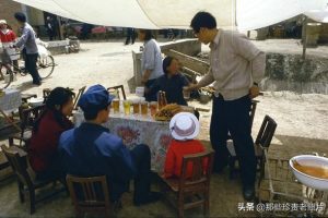 一组1980年的中国老照片，真实展现了百姓的日常生活