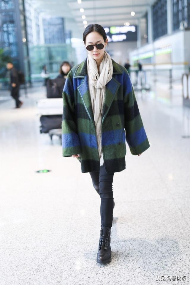 张钧甯蓝绿复古风“格子大衣”，腿细的像竹竿，这样穿时尚更年轻