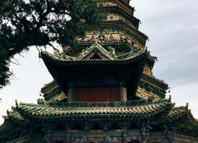 中国绝美琉璃塔，塔身五彩缤纷如彩虹，精美绝伦值得一览