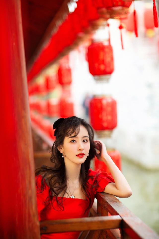 26岁陈都灵真会穿，一袭“中国红”长裙超有年味，秀出蛮腰更养眼