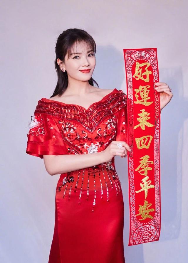 刘涛这翘臀真是厉害了，穿一袭红色刺绣长裙，尽显凹凸曲线